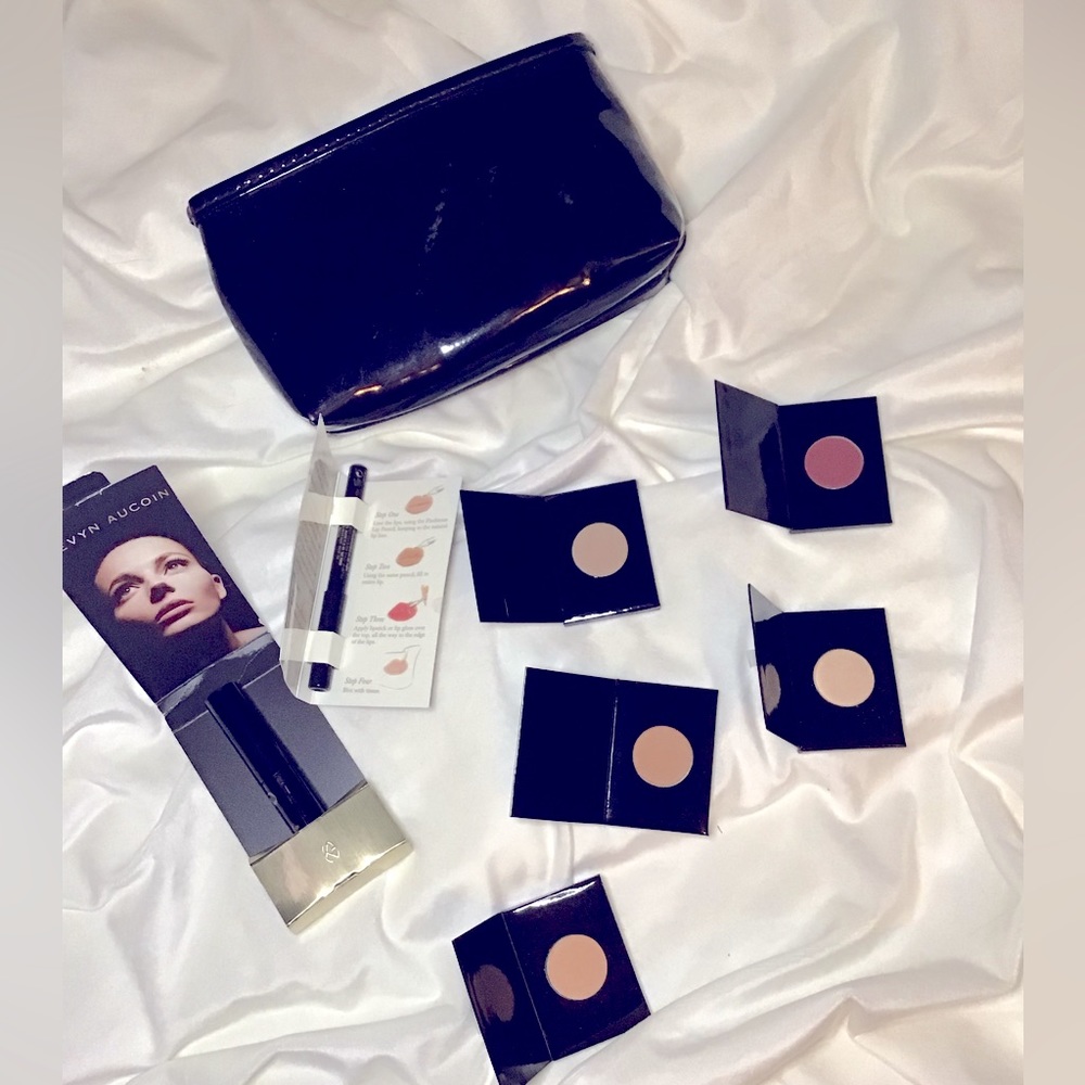 Kevin Aucoin makeup bag w/ 7 deluxe size products including mascara,lip, bronzer